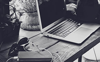 圆梦，李梦与偶像詹姆斯交换礼物合影，场上同做霸王步庆祝